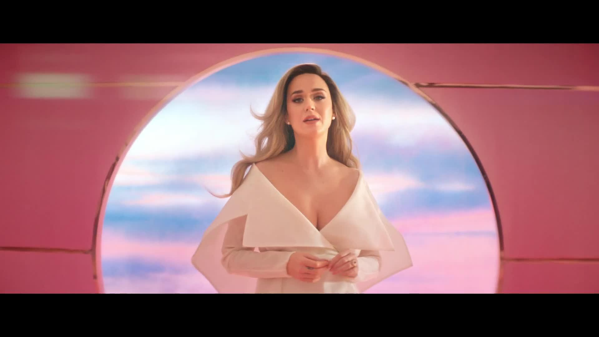 Katy Perry never worn White. Титры клипа. Топ клипов за 2023 год. Смешные клипы 2023 зарубежные.